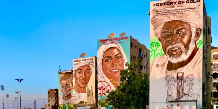 جداريات “أرض من ذهب” تزين واجهات عمارات أسوان استعدادًا للافتتاح الرسمي