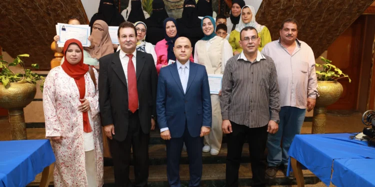محافظ كفر الشيخ يوزع ماكينات خياطة مجانًا لدعم المتدربات وتمكين المرأة اقتصاديًا