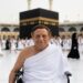 صورة عادل إمام أثناء أداء العمرة تثير الجدل