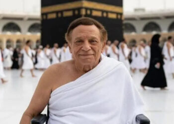 حقيقة ظهور عادل إمام على كرسي متحرك خلال أداء العمرة