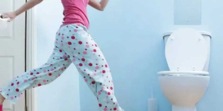 أسباب كثرة التبول عند النساء وكيفية السيطرة عليها بشكل طبيعي