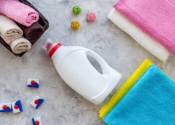 طرق ذكية لإزالة بقع الدهون من المفارش والألحفة الملونة بدون مجهود