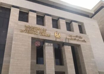 التموين تُلزم مصانع الأسمنت بإعلان الأسعار على العبوات لمنع التلاعب