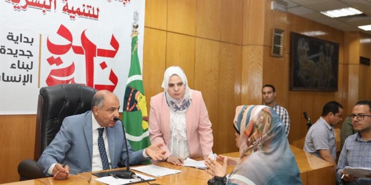 محافظ المنيا يوجه بحزم مساعدات عاجلة للأسر الأولى بالرعاية