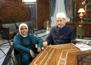 في لفتة إنسانية.. شيخ الأزهر يكرم آية مهني الأولى على إعدادية المكفوفين بسوهاج