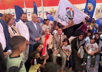 تجمهر الناخبين حول المرشحين