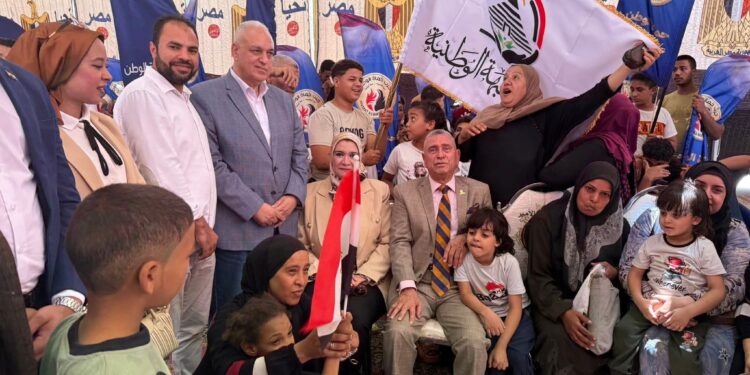 تجمهر الناخبين حول المرشحين