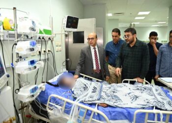 رئيس جامعة أسيوط يتفقد الحالة الصحية للأطفال المصابين في حادث قرية منقباد بمستشفى الإصابات