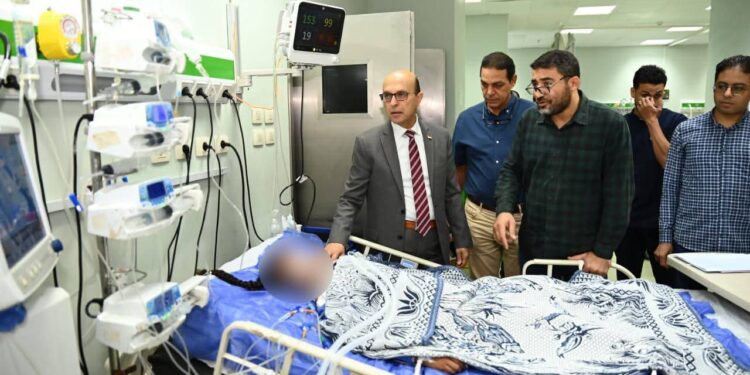 رئيس جامعة أسيوط يتفقد الحالة الصحية للأطفال المصابين في حادث قرية منقباد بمستشفى الإصابات
