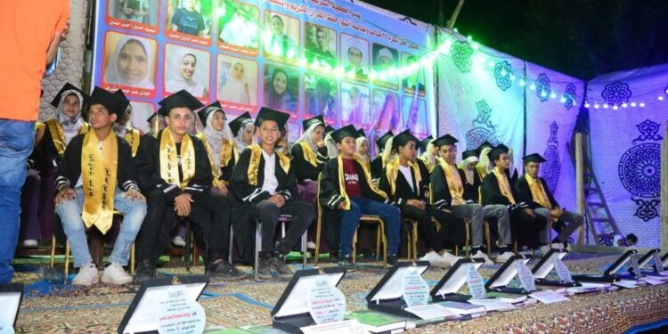 بالصور …تكريم 700 طالب وطالبة من حفظة القرآن الكريم بقرية شطورة بسوهاج 