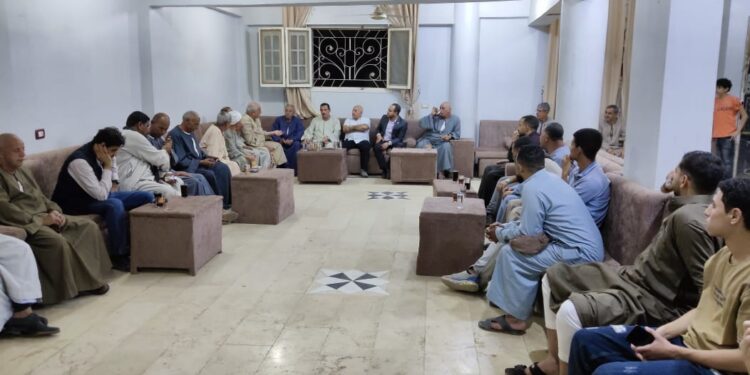 مصطفى عبدالمولي يزور قرية صفط ضمن حملة “طرق الأبواب”.. عائلة سنجر تعلن دعمها لمسيرة التغيير