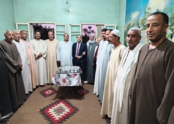 في جولة جديدة من حملة “طرق الأبواب”.. مصطفى عبدالمولي يلتقي أهالي منشية الشركة