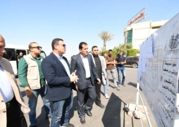 جولة ميدانية لوزير الإسكان لمتابعة تطوير الطرق والمرافق بمدينة العاشر من رمضان
