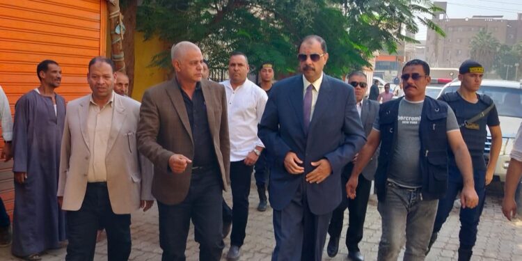 محافظ سوهاج يتفقد لجان طما للاطمئنان على سير العملية الانتخابية