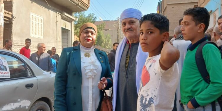 أهالي موشا وشطب بأسيوط يبايعون نجوى يوسف أمام اللجان الأنتخابية