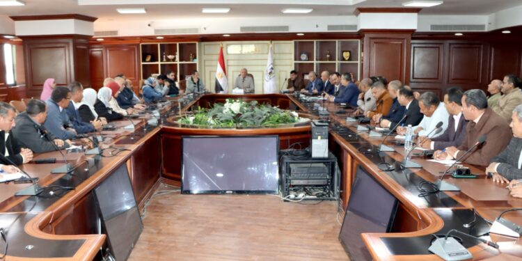 السكرتير العام لمحافظة بني سويف يعقد اجتماعاً لمتابعة بالمراكز والمدن