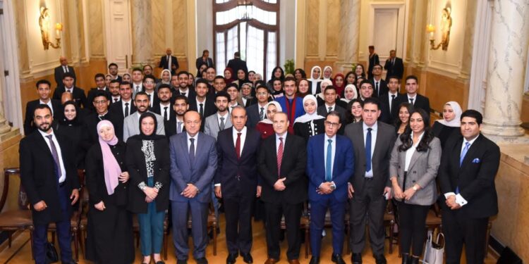وزير الخارجية يستقبل وفدًا من طلاب كلية السياسة والاقتصاد بجامعة بني سويف    