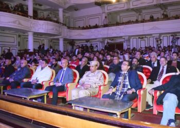 رئيس جامعة بني سويف يشهد العرض المسرحي “آخر ظلال الأرض” 