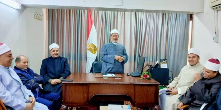 وكيل أوقاف بني سويف يعقد اجتماعًا بمديري الإدارات الفرعية لتطوير الأداء داخل الادارات