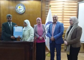 رئيس جامعة بني سويف يسلّم أول مقررات دراسية بطريقة برايل لطالبة من ذوي الإعاقة البصرية