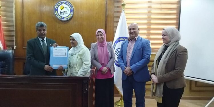 رئيس جامعة بني سويف يسلّم أول مقررات دراسية بطريقة برايل لطالبة من ذوي الإعاقة البصرية