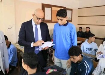 وزير التعليم يتفقد مدرستين لمتابعة الدراسة بالقاهرة
