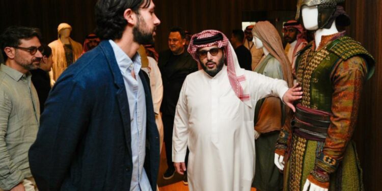 تركي آل الشيخ يتابع تحضيرات فيلم سيرة خالد بن الوليد في استديو الحصن والقدية