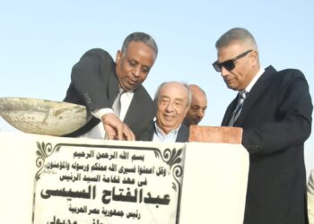 نقيب المهندسين ومحافظ أسوان يضعان حجر الأساس للنادي الاجتماعي بمدينة أسوان الجديدة