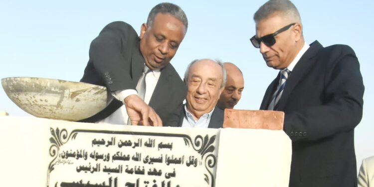 نقيب المهندسين ومحافظ أسوان يضعان حجر الأساس للنادي الاجتماعي بمدينة أسوان الجديدة