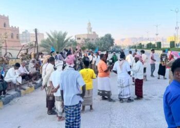 محتجون يتجمعون في شارع الستين بسيئون للمطالبة بتأمين وادي حضرموت