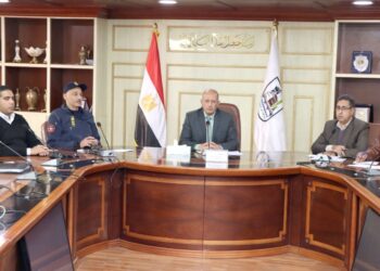 السكرتير العام لمحافظة بني سويف يناقش الموقف التنفيذي لمشروعات الخطة الاستثمارية في قطاعات الطرق والحماية المدنية والمرور والري والإنارة