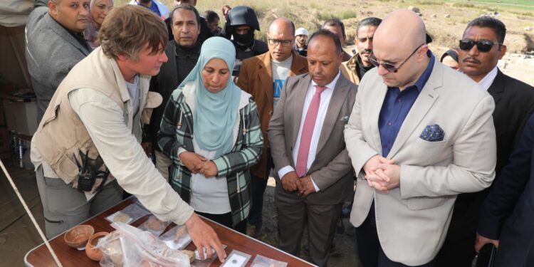 محافظ بني سويف يتفقد أعمال البعثة المصرية الروسية المشتركة بمعبد بطليموس الثاني