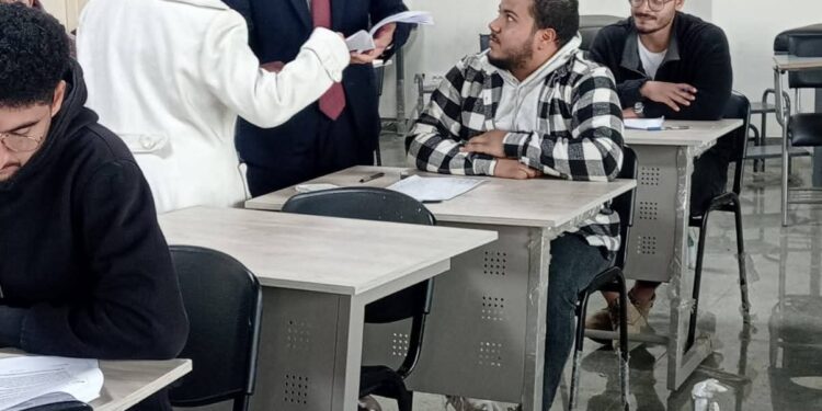 رئيس جامعة بني سويف الأهلية يتفقد سير الامتحانات بعدد من البرامج الأكاديمية