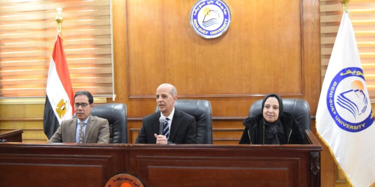 رئيس جامعة بني سويف يجتمع بمسؤولي العلاقات العامة على مستوى الكليات لمتابعة سير العمل وتطوير الأداء