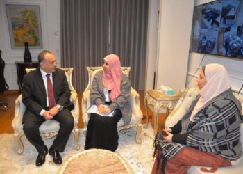 محافظ أسيوط يكرم زينب بدر “أيقونة التحدي” ويقرر تعيينها ودعمها تقديرًا لكفاحها الملهم