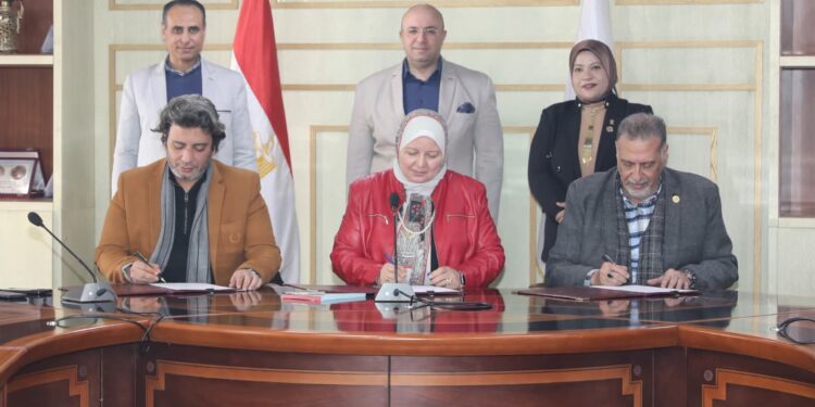 محافظ بني سويف يشهد توقيع بروتوكول تعاون ثلاثي لتوفير خدمات التأمين الصحي لطلاب مدارس التعليم المجتمعي