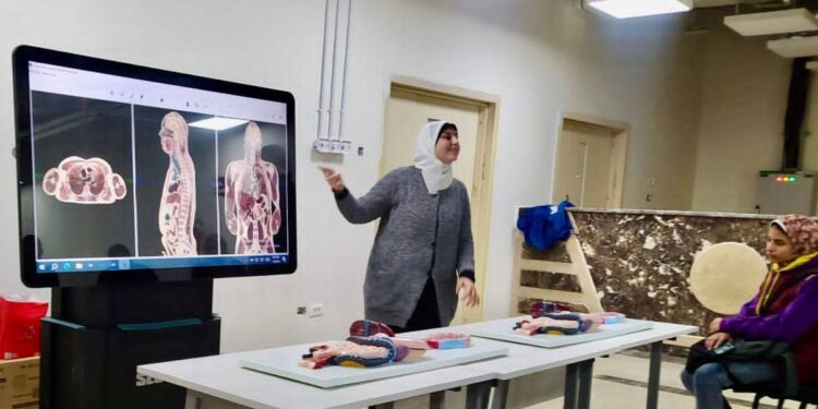 جامعة بني سويف الأهلية تُدشّن جهاز الطاولة الرقمية للتشريح الافتراضي