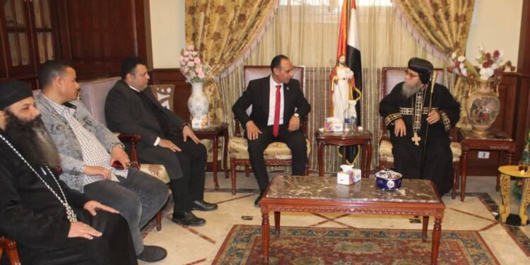 وكيل صحة بني سويف يترأس وفدًا من قيادات الصحة لتهنئة الأقباط بعيد الميلاد المجيد