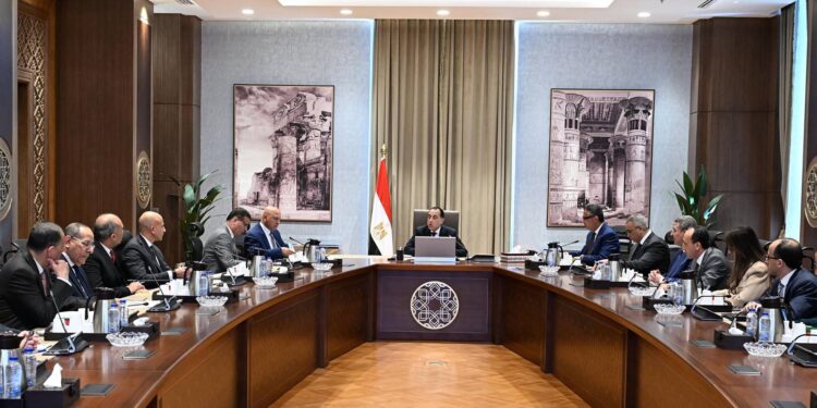 رئيس الوزراء يتابع مستجدات خطط النهوض بشركات السكر التابعة لوزارة التموين والتجارة الداخلية