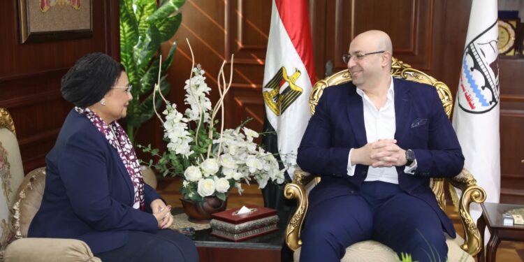 محافظ بني سويف يُناقش مع نائب وزير الصحة للسكان مستجدات الجهود المبذولة في ملف السكان