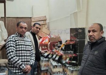 ضبط مواد غذائية تالفة داخل مصنع بمنفلوط في أسيوط