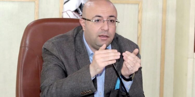 محافظ بني سويف يناقش جهود رؤساء المدن في ملفات النظافة ومواجهة التعديات وتحسين الخدمات