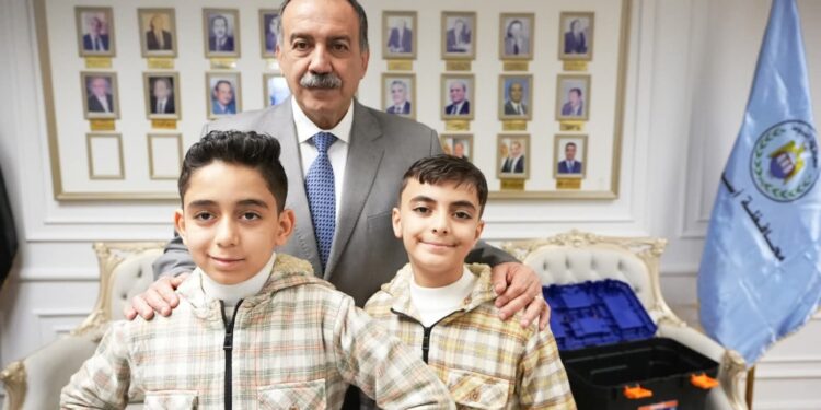 محافظ أسيوط يستقبل مخترعي “الخوذة الذكية” من طلاب الابتدائي ويكافئهما ويقرر ضمهما كأول أعضاء نادي الذكاء الاصطناعي