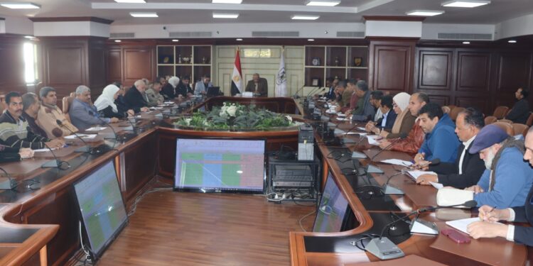 السكرتير العام ببني سويف يناقش مستجدات الموقف التنفيذي والمالي لمشروعات الخطة بالوحدات المحلية