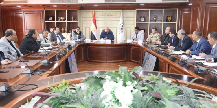 محافظ بني سويف يُتابع مستجدات وسير والعمل في ملف تقنين أراض أملاك الدولة خلال اجتماع العليا للبت