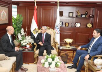 محافظ بني سويف يستقبل القائم بأعمال رئيس الجامعة لتقديم التهنئة بتوليه مهام منصبه الجديد