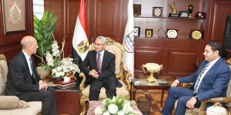 محافظ بني سويف يستقبل القائم بأعمال رئيس الجامعة لتقديم التهنئة بتوليه مهام منصبه الجديد