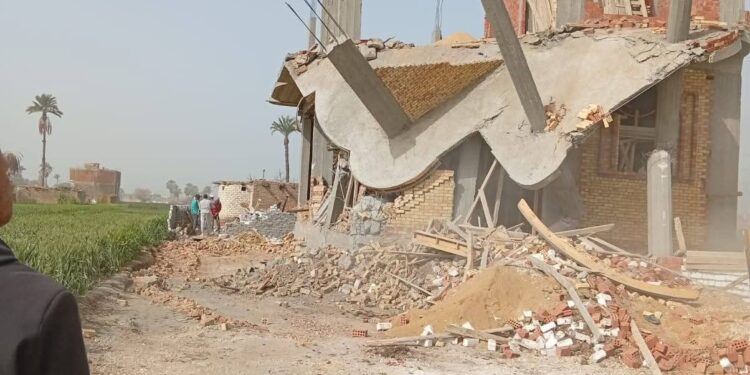 إزالة 4 حالات بناء مخالف خارج الحيز العمراني بناحية العتامنة بطما