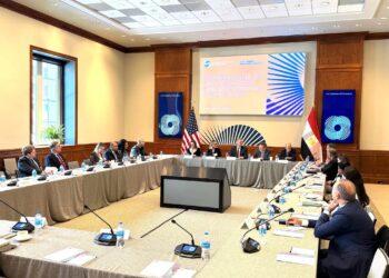 وزير البترول والثروة المعدنية يعقد لقاء مائدة مستديرة موسع مع ممثلي الشركات الأمريكية بغرفة التجارة 