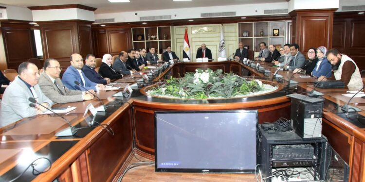 محافظ بني سويف يجتمع بأعضاء مجلسي النواب والشيوخ لبحث آليات التواصل وتعظيم سبل التعاون